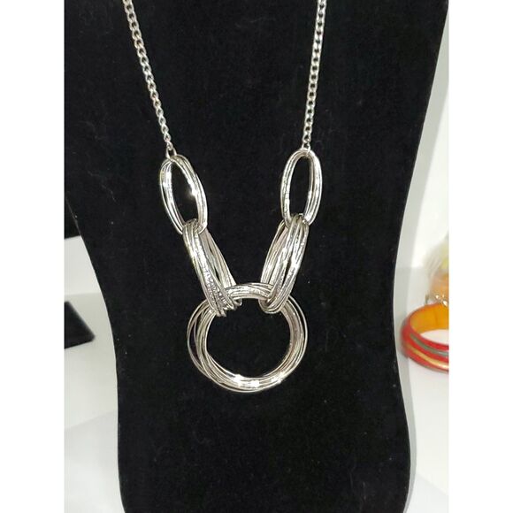 A Silver Tone Chunky Statement Necklace Power Career Evening Metallic - Picture 1 of 10